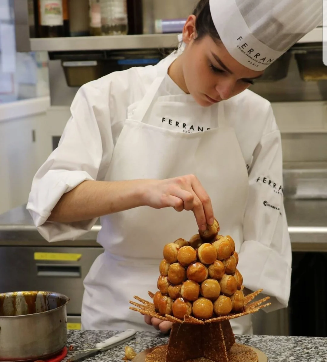 Jade monte une pièce montée en choux